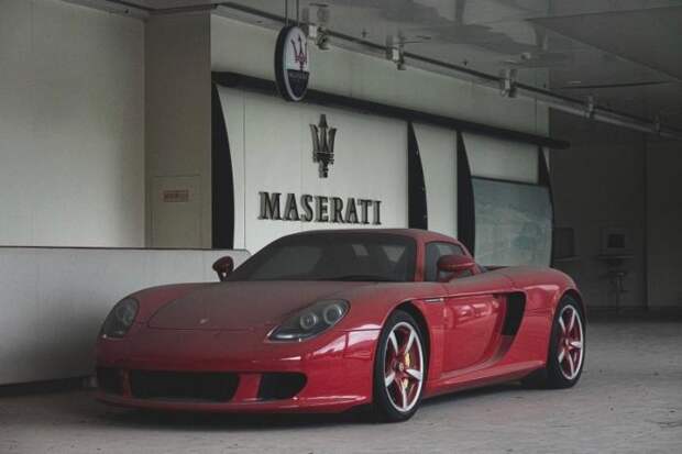 Porsche Carrera GT стоит 8 лет в заброшенном центре суперкаров в Китае
