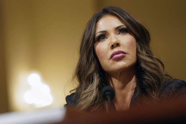 Daily Mail: экс-глава МВБ США Ноэм разбита новостью о своем муже-кроссдрессере