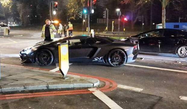 Суперкар Lamborghini Aventador SV бросили на улице после ДТП (14 фото) Суперкар Lamborghini Aventador SV бросили на улице после ДТП (14 фото)