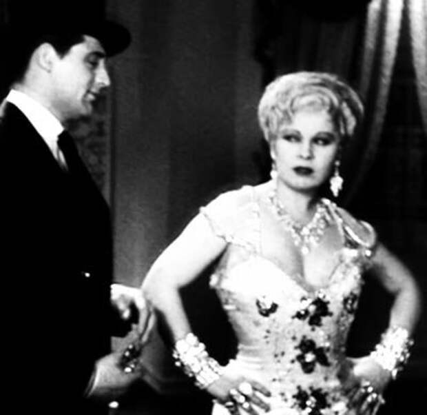 МЭЙ УЭСТ И КЭРРИ ГРАНТ В ФИЛЬМЕ «ОНА ОБОШЛАСЬ С НИМ НЕЧЕСТНО» (1933 ГОД). FLICKR.COM