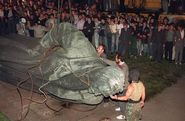 1991 август 22 Толпа смотрит на статую основателя КГБ Дзержинского Анатолий Сапроненков.jpg 1991 август 22 Толпа смотрит на статую основателя КГБ Дзержинского Анатолий Сапроненков.jpg