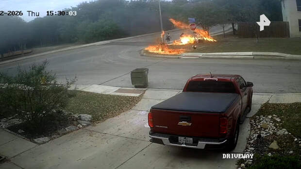 Мотоцикл врезался в столб и взорвался рядом со школьниками – видео