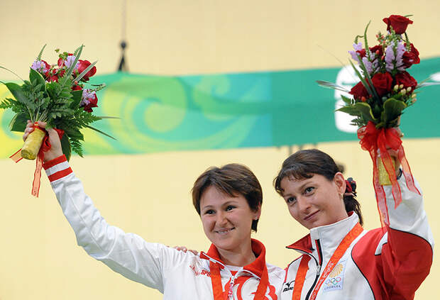 Пекин 2008 шг. Российская спортсменка Наталья Падерина и грузинка Нино Салуквадзе на пьедестале почёта. Фото ИТАР-ТАСС/ Григорий Сысоев