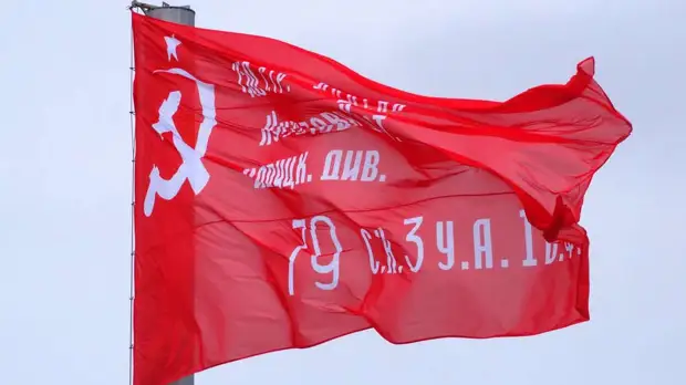 Космонавты Артемьев и Матвеев развернули копию Знамени Победы в космосе