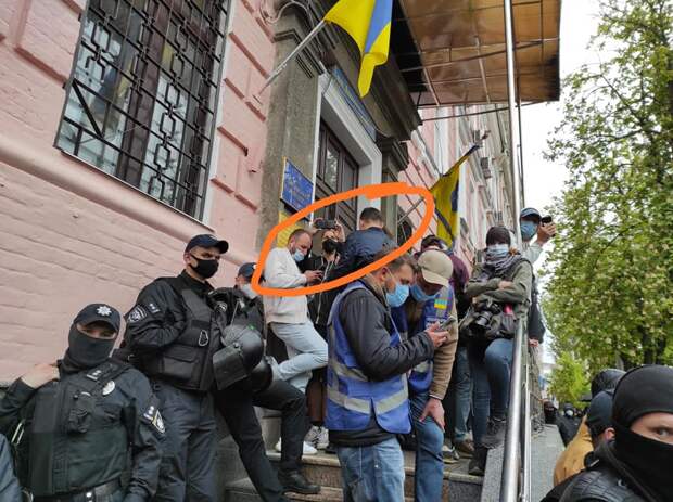 Брат зиговавшего в Киеве радикала теперь угрожает журналистам