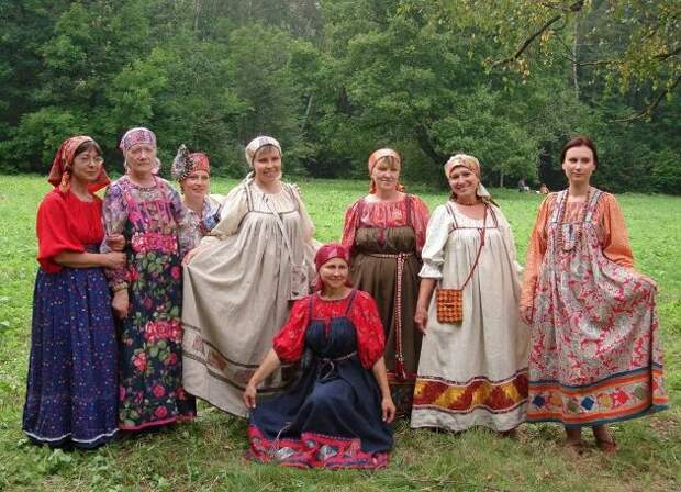 Женщины в русских сарафанах