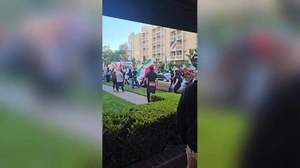 KNBC: в США грузовик врезался в толпу митингующих в поддержку протестов в Иране