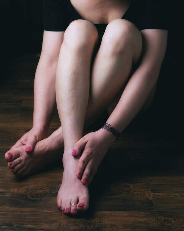лодыжки, женские ноги, женщина сидит