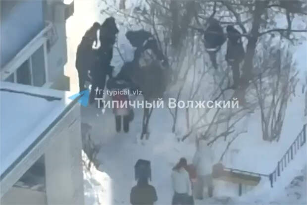 Пытавшуюся сбежать к молодому человеку 19-летнюю россиянку нашли под окнами дома