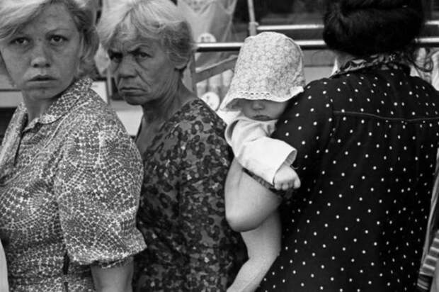 В очереди за хлебом. СССР, Новокузнецк, 1980 годы.