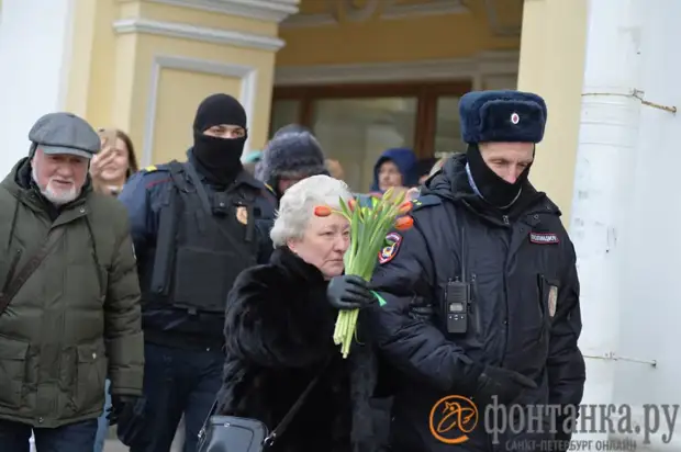Полицейские проредили женскую колонну, устроившую мирный променад вдоль Гостиного двора