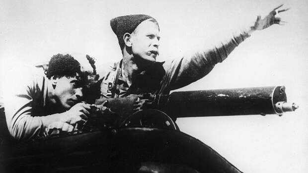 Леонид Кмит в роли Петьки и Борис Бабочкин в роли Василия Чапаева в  фильме «Чапаев», 1934 год.