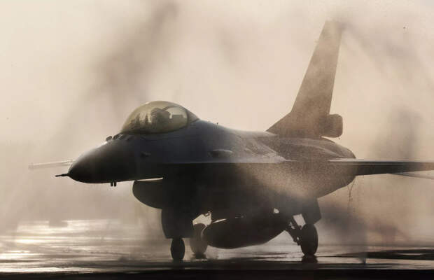 Истребитель F-16 Истребитель F-16 - РИА Новости, 1920, 22.07.2022