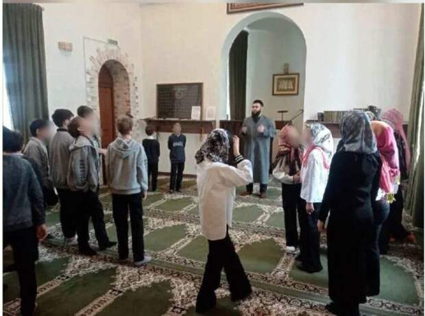 "Завтра все идём в мечеть": четвероклассники в провинции изучают исламские законы