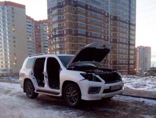 Инцидент произошел в жилищном комплексе «Суворовский» на улице Петренко, 18. Люксовый внедорожник был припаркован на пустыре рядом с домами. lexus, кража. воровство