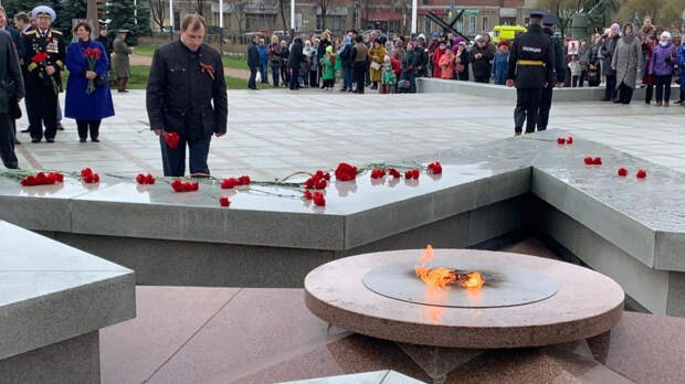 Сергей Вострецов возложил цветы у мемориала "Братское воинское захоронение" в Красном Селе