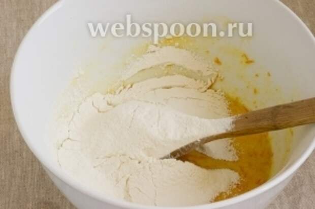 Просеять в миску половину количества муки, предварительно соединив её с солью, разрыхлителем и содой.