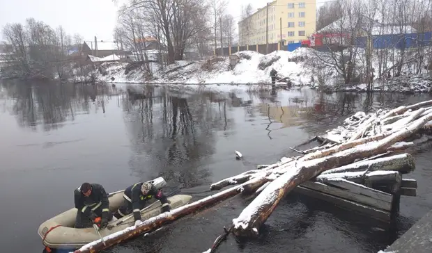 Спасатели предотвратили угрозу обрушения моста в Карелии