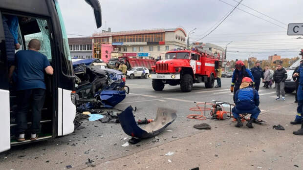 Четыре человека погибли в массовом ДТП в Ижевске: иномарка вылетела на переход на красный свет