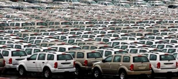 Огромное скопление машин, ожидающих отправки, в порту Балтимора, штат Мэриленд.  авто, факты