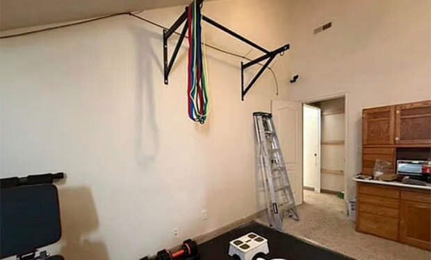 49-летний мужчина заперся в комнате на год и ведет прямую трансляцию эксперимента