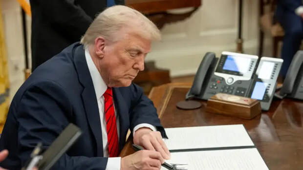 «Наш слоняра в духе Анкориджа»: Трамп еще на год продлил антироссийские санкции