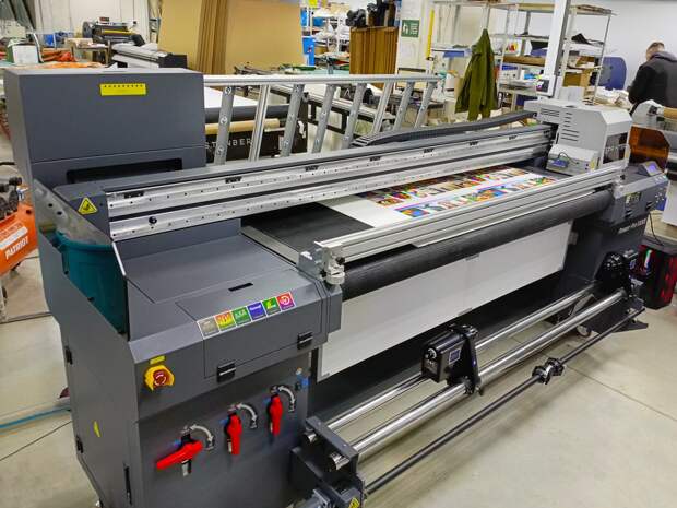 В Типографии Юкард город Казань запустили гибридный УФ принтер