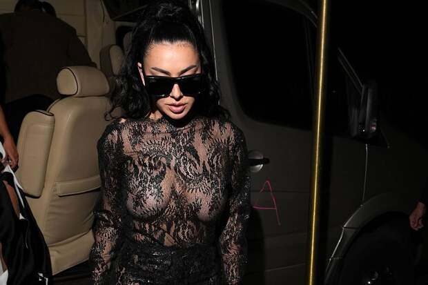 Charli XCX с голой грудью пришла на афтепати Met Gala