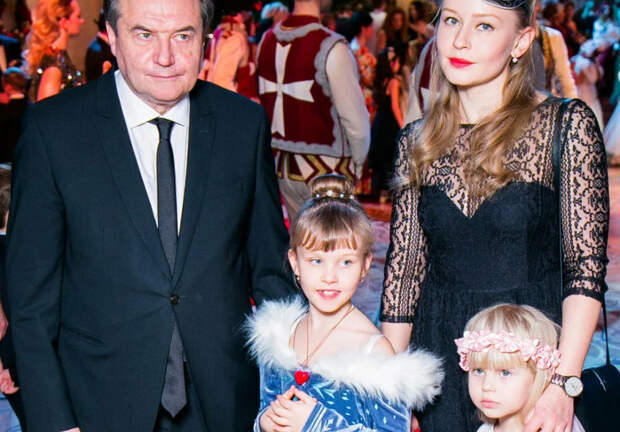 Алексей Учитель и Юлия Пересильд с детьми, фото из открытого источника "Яндекс. Картинки."