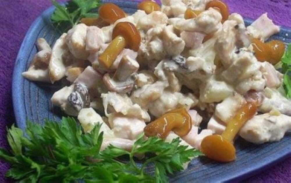 Вкусный салат с жареными опятами и куриной грудкой