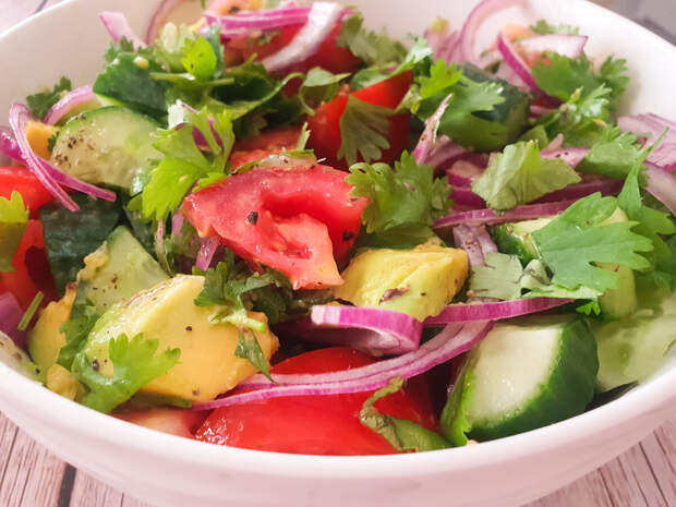 Салат с овощами и авокадо для тех, кто хочет разнообразить свое ежедневное меню
