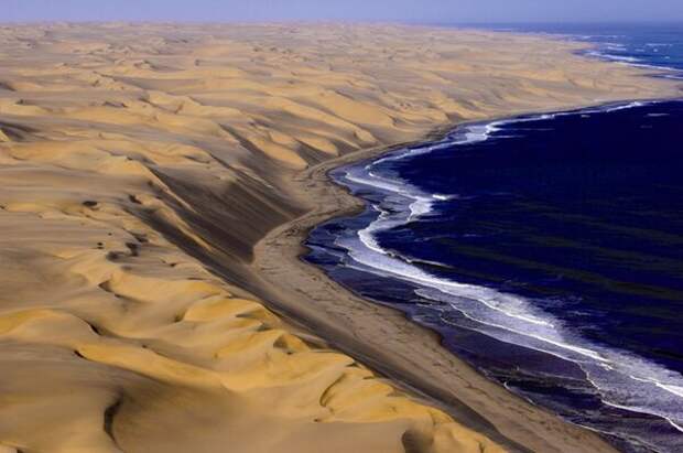 Намиб — удивительное место, где пустыня соприкасается с океаном. Изображение взято с сайта «http://chydesa-mira.ru»