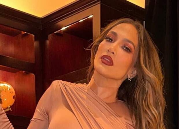 «Это незаконно»: Дженнифер Лопес обнажила бедра в смелом мини-платье