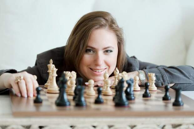 judit polgar with board
