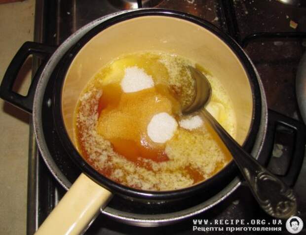Рецепт с фото - Медовый торт «Золотые шарики»: масло растопить с медом и сахаром
