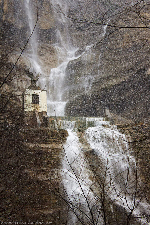 Заснеженый водопад Учан-Су