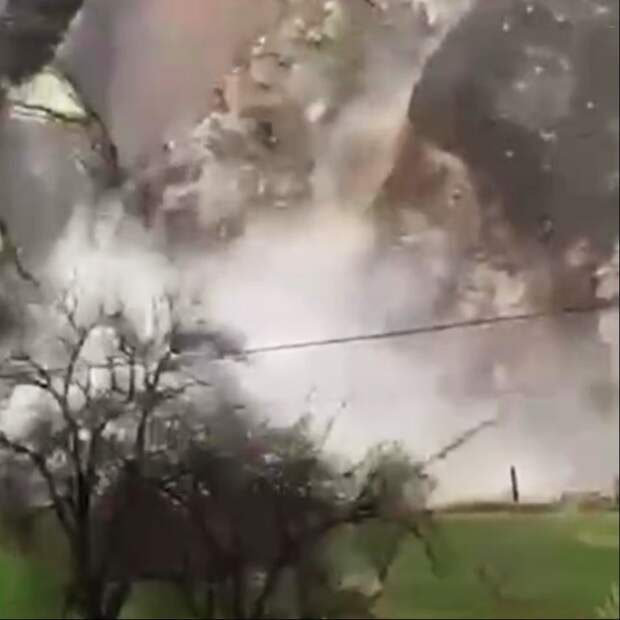 После потопа в Дагестане начали обваливаться скалы