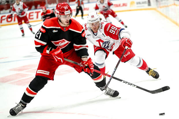 "Локомотив" обыграл "Спартак" в третьем матче 1/8 финала КХЛ