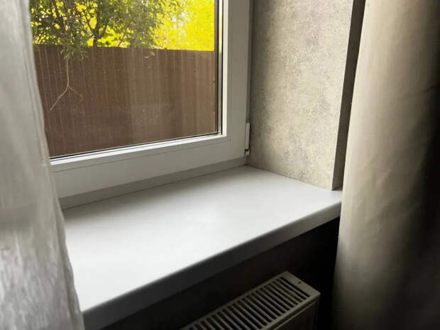 Хватит тереть с содой: капаю на ватку 3 капли из аптечки — и подоконник сияет, как новый