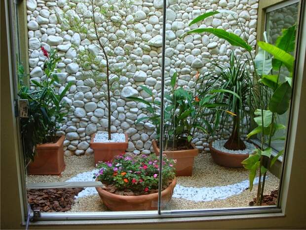 Одно из наилучших решений, так это возможность создать просто крутой интерьер с помощью мини-сада за стеклом.