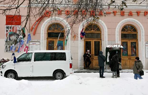 В Екатеринбурге началась церемония прощания с драматургом Колядой