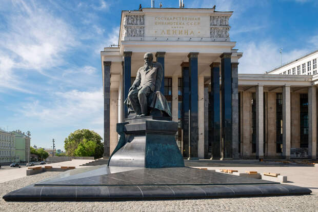 Памятник Ф. М. Достоевскому около Государственной библиотеки имени Ленина
