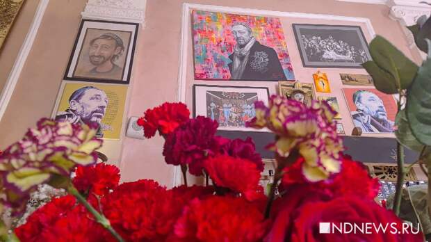 Екатеринбуржцы несут цветы к «Коляда-театру» – сегодня там премьера последней постановки Николая Коляды