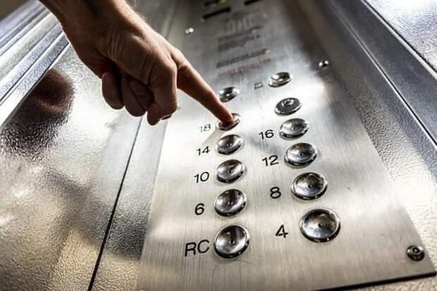Информационную таблицу отремонтируют в лифте дома на Дмитровском