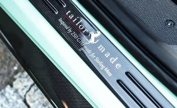 Ferrari 488 Pista Spider посвятили спорткару Стирлинга Мосса