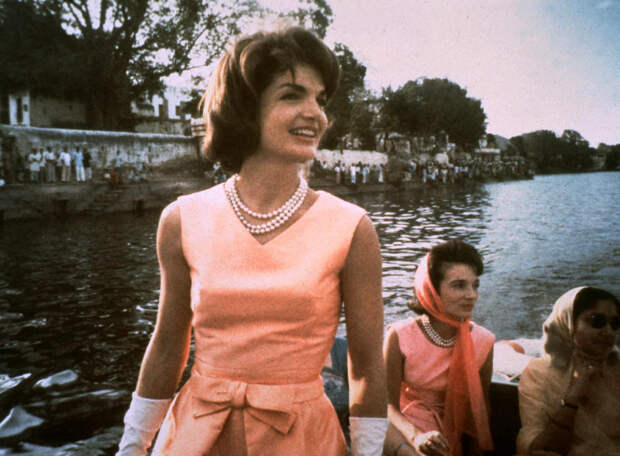 Жаклин Кеннеди в платье Олега Кассини во время визита в Индию в марте 1962 года. 