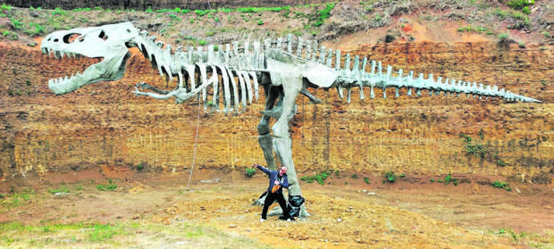 Воронежский скульптор создал гигантскую фигуру динозавра