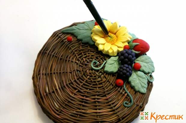 Плетёная крышечка для банок с цветами и ягодами из полимерной глины