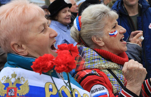 Жительницы Симферополя во время праздничных мероприятий, посвященных трехлетию воссоединения полуострова с Россией