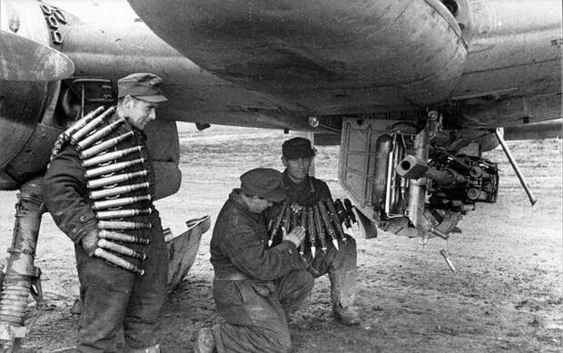 04 - Germans loading a plane with ammunition